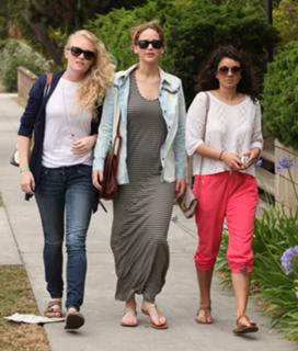 Jennifer Lawrence feet photo thumbnail