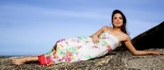 Isis Valverde feet photo thumbnail
