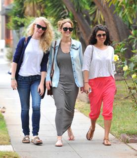 Jennifer Lawrence feet photo thumbnail