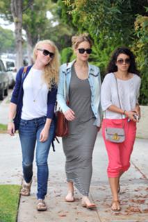 Jennifer Lawrence feet photo thumbnail