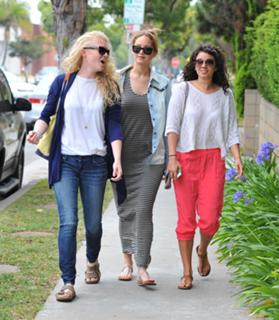 Jennifer Lawrence feet photo thumbnail