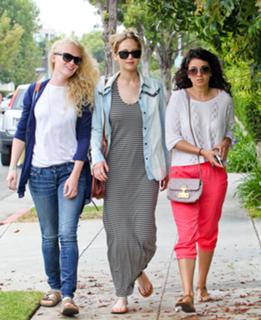 Jennifer Lawrence feet photo thumbnail