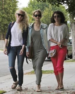 Jennifer Lawrence feet photo thumbnail