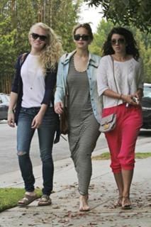 Jennifer Lawrence feet photo thumbnail