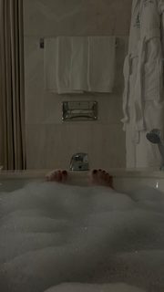 Beabadoobee feet photo 4