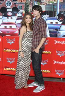 Sarah Hyland feet photo thumbnail