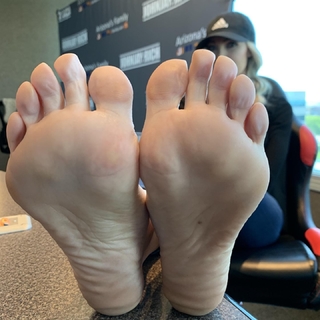 Kyle Unfug feet photo thumbnail