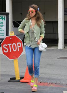 Jessica Alba feet photo thumbnail