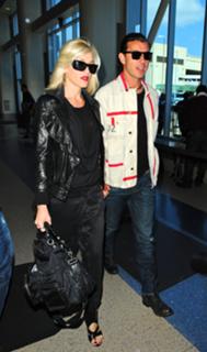 Gwen Stefani feet photo thumbnail