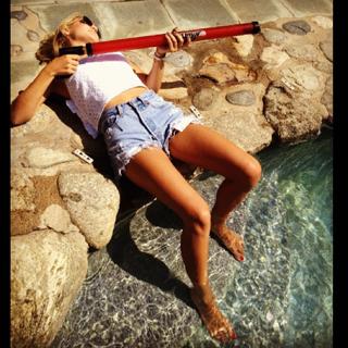 Emily Osment feet photo thumbnail