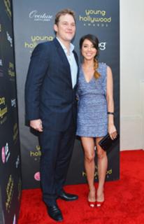 Aubrey Plaza feet photo thumbnail