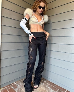 Rita Ora feet photo thumbnail