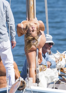 Sydney Sweeney feet photo thumbnail
