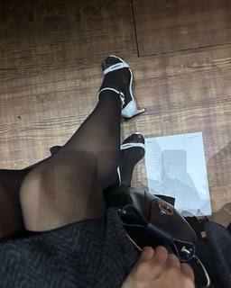 Rosie Huntington-Whiteley feet photo thumbnail