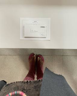 Isis Valverde feet photo thumbnail