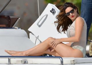Kelly Brook feet photo thumbnail