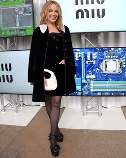 Kylie Minogue feet photo thumbnail