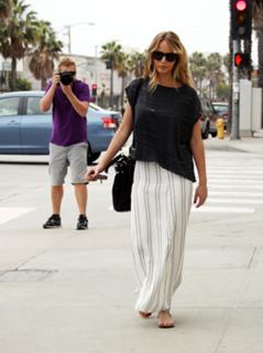 Jennifer Lawrence feet photo thumbnail