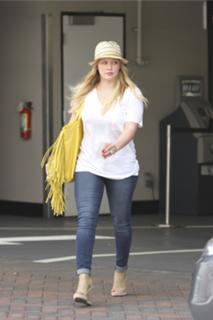 Hilary Duff feet photo thumbnail