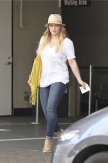 Hilary Duff feet photo thumbnail