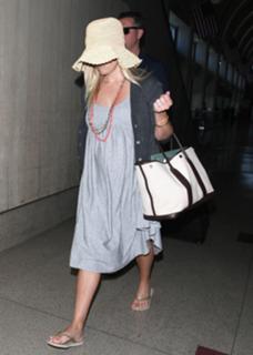 Reese Witherspoon feet photo thumbnail