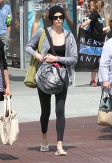 Charlize Theron feet photo thumbnail