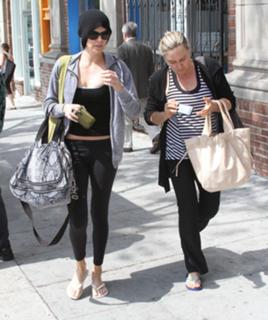 Charlize Theron feet photo thumbnail