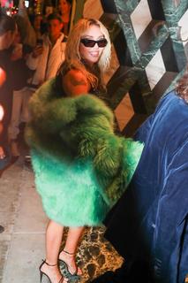 Miley Cyrus feet photo thumbnail