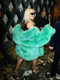 Miley Cyrus feet photo thumbnail