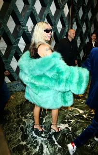 Miley Cyrus feet photo thumbnail