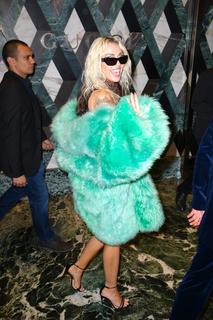 Miley Cyrus feet photo thumbnail