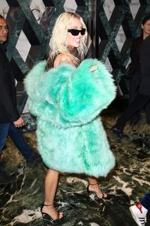 Miley Cyrus feet photo thumbnail