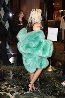 Miley Cyrus feet photo thumbnail