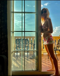 Debbie Gibson feet photo thumbnail