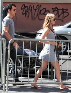 Jennifer Aniston feet photo thumbnail