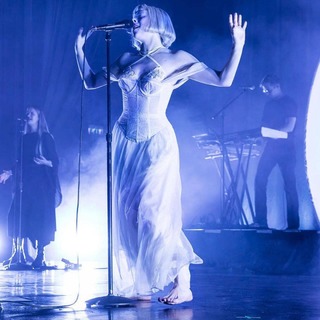 Aurora Aksnes feet photo thumbnail