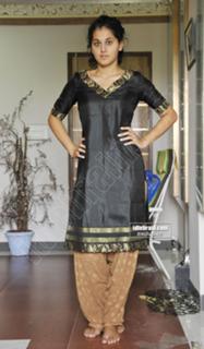 Taapsee Pannu feet photo thumbnail