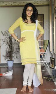 Taapsee Pannu feet photo thumbnail