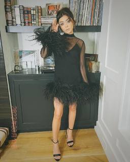 Sarah Hyland feet photo thumbnail