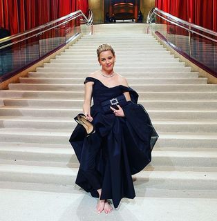 Elizabeth Banks feet photo thumbnail