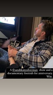 Amanda Seyfried feet photo thumbnail