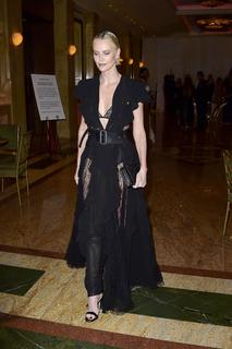Charlize Theron feet photo thumbnail