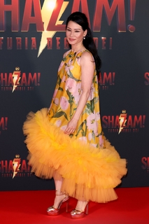 Lucy Liu feet photo thumbnail