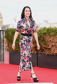 Lucy Liu feet photo thumbnail