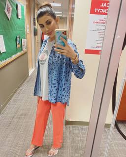 Courtney Khondabi feet photo thumbnail