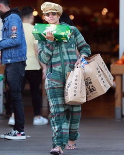 Halle Berry feet photo thumbnail