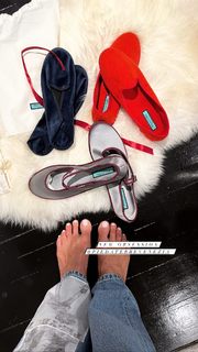 Kelly Bensimon feet photo thumbnail
