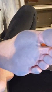 Kéfera Buchmann feet photo thumbnail
