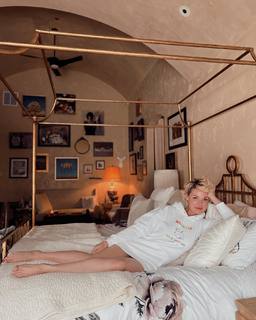 Katherine Heigl feet photo thumbnail