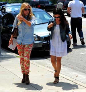 Rachel Bilson feet photo thumbnail